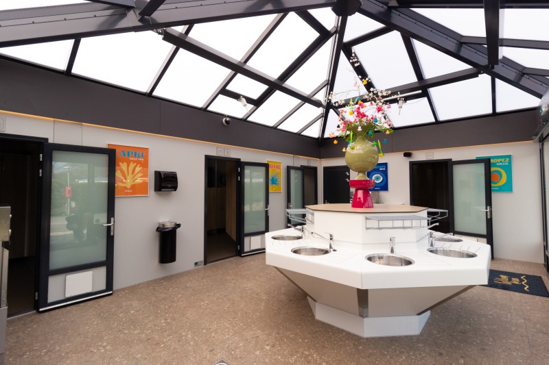 Binnenkant grote toiletgebouw