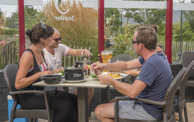 Mosselen eten in het restaurant