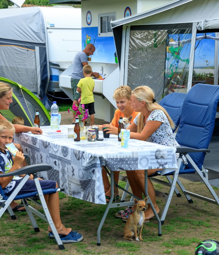 Luxe kampeerplaats prive sanitair Zeeuws Vlaanderen Zwinhoeve