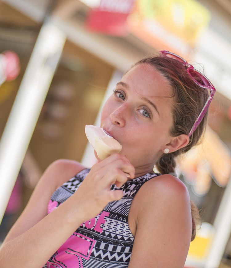 Meisje eet ijsje.jpg