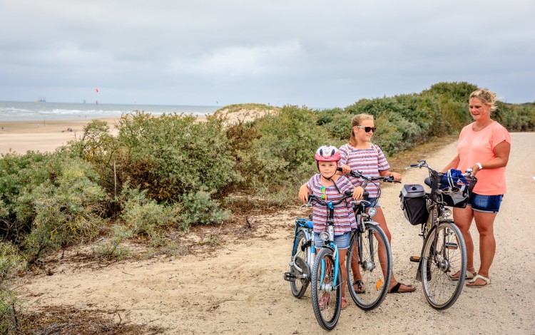 fietsen moeder en kinderen