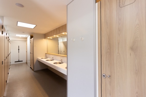 Overzicht toiletgebouw binnen