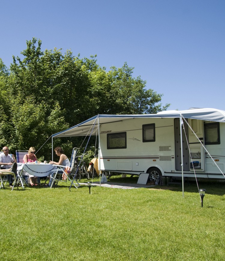 Luxe kampeerplaats XL prive sanitair Zeeuws Vlaanderen Zwinhoeve